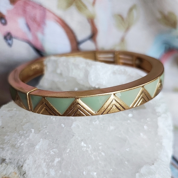 Lia Sophia Signed Matte Brass Sage Green Enamel Stretch Bracelet Pyramid Design - Picture 1 of 6